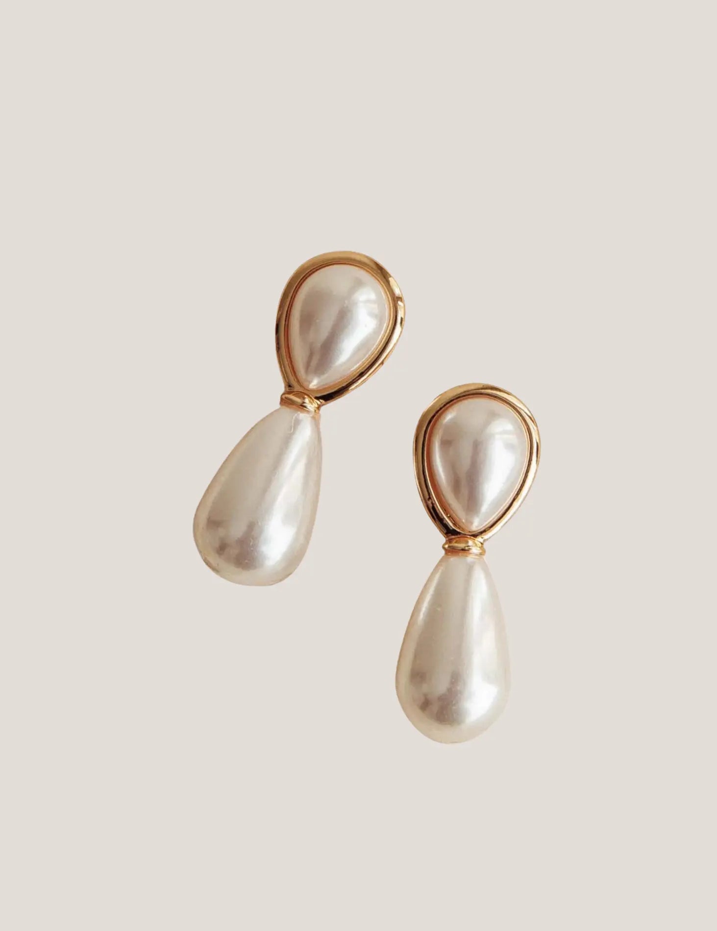 Elizabeth-Gold-Pearl-Droplet-Earrings-1.webp