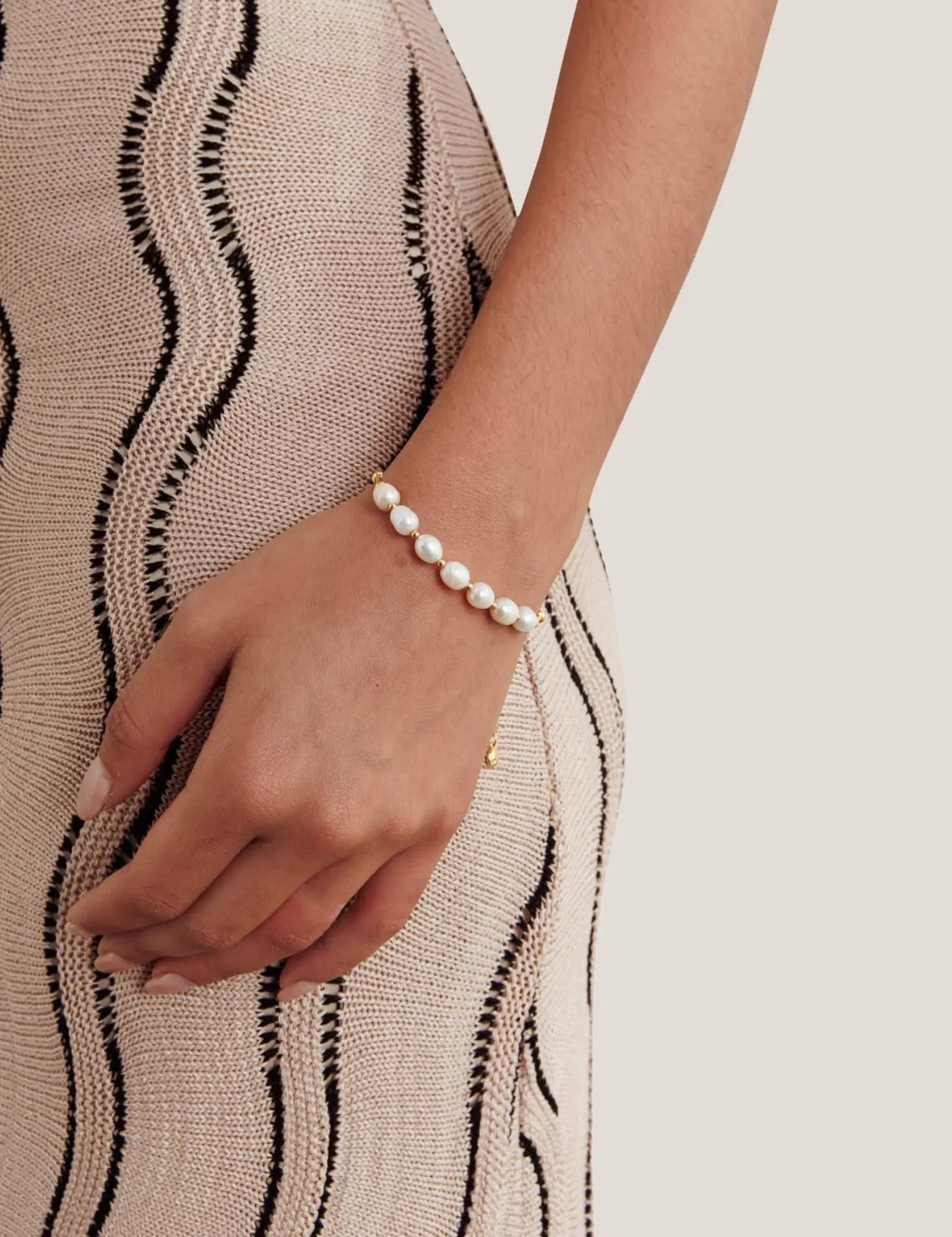 Heartbeat-Freshwater-Pearl-Beaded-Chain-Bracelet-Gold-2.webp
