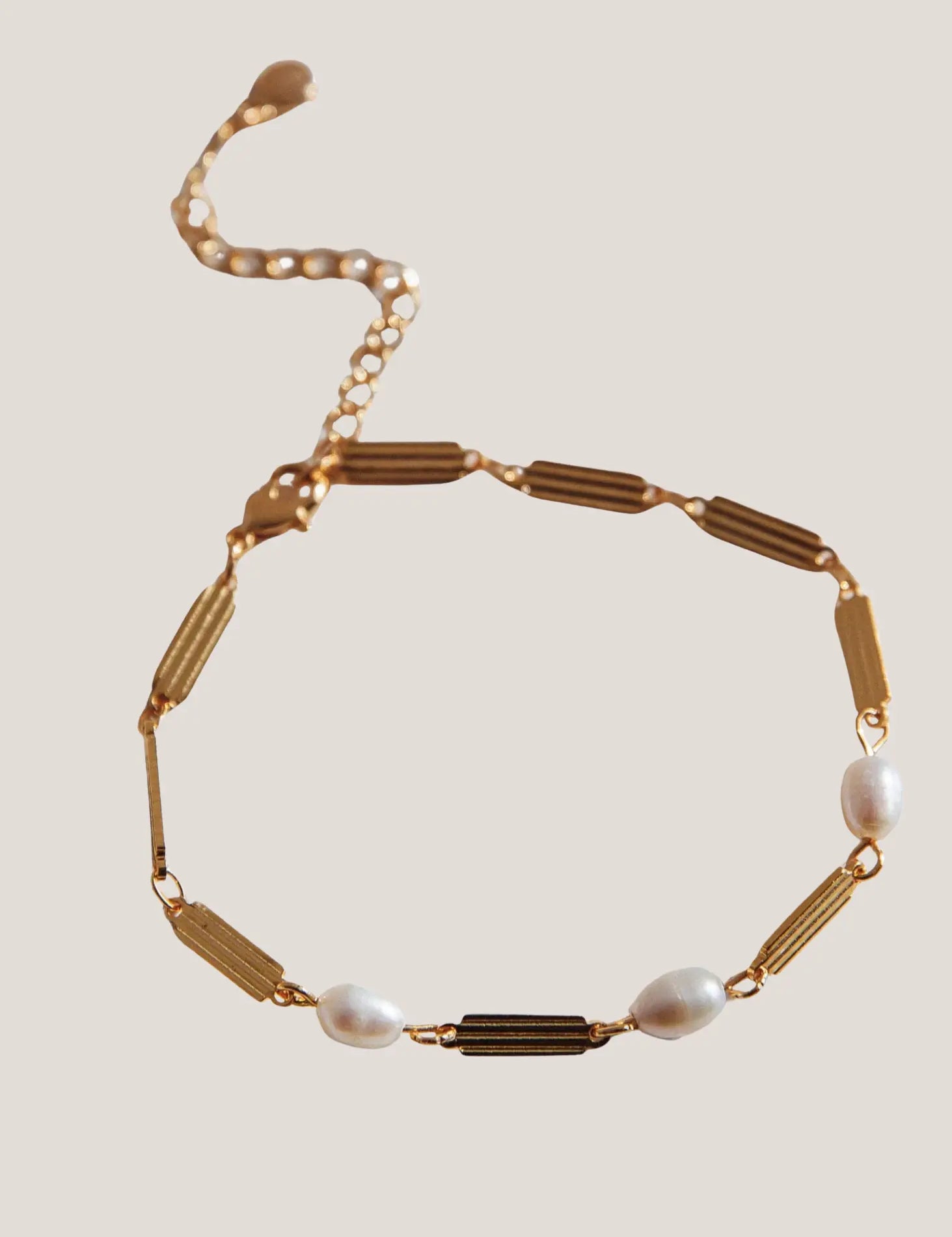 Kites-Textured-Gold-Bar-Freshwater-Pearl-Bracelet-1_074ee109-004c-45a0-807b-ac102009c9e7.webp