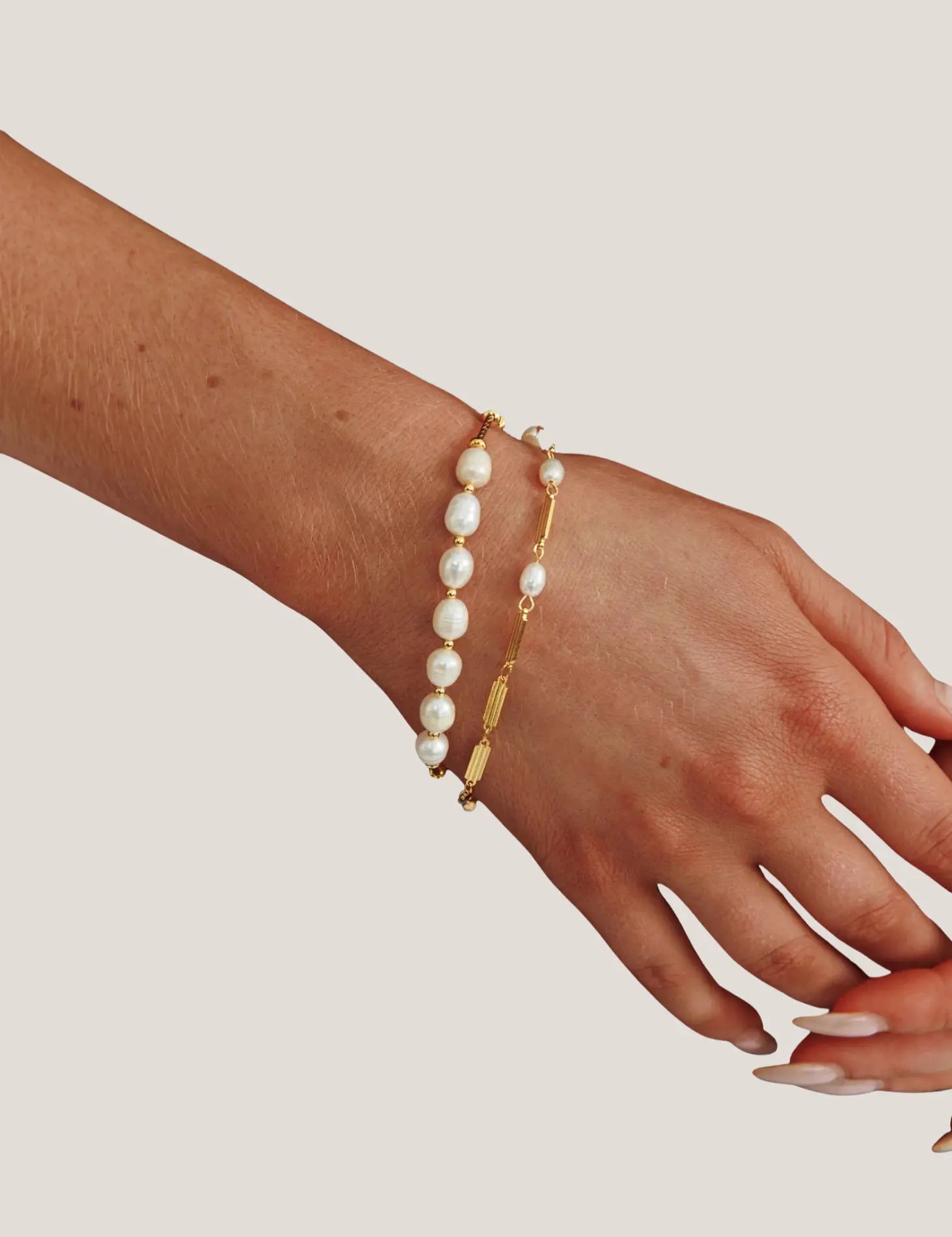 Kites-Textured-Gold-Bar-Freshwater-Pearl-Bracelet-2.webp