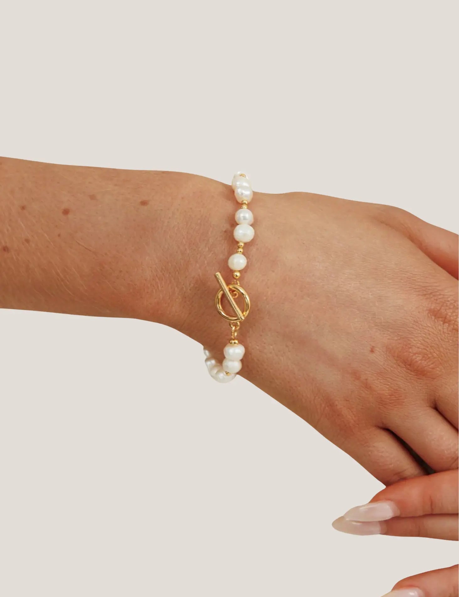 Luna-Elegance-Freshwater-Pearl-Gold-Toggle-Bracelet-1.webp