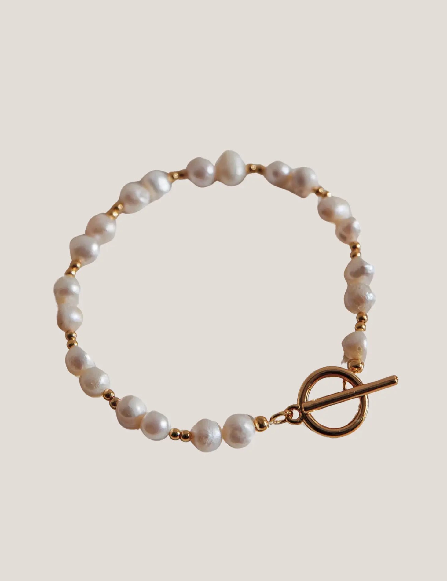 Luna-Elegance-Freshwater-Pearl-Gold-Toggle-Bracelet-2.webp