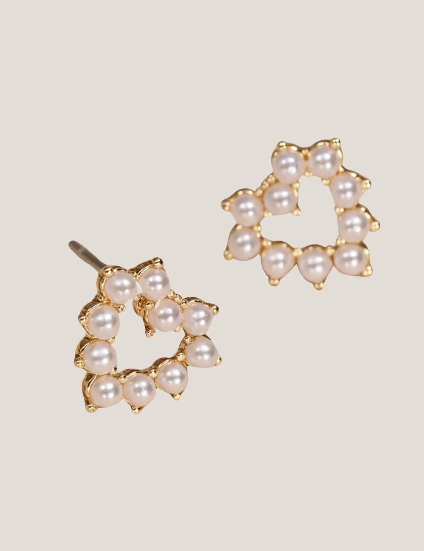 Naomi-Pearl-Heart-Stud-Earrings-Gold-2.webp