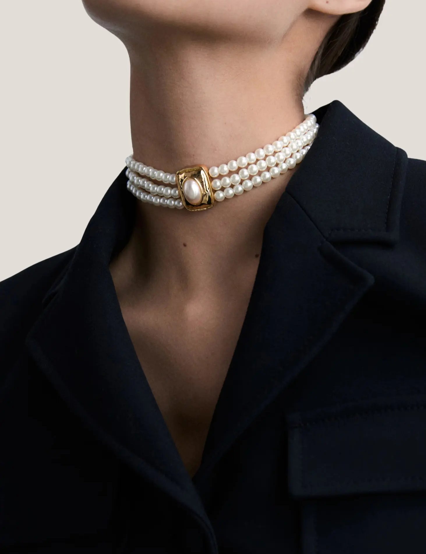 Tamra-Baroque-Pearl-Gold-Squoval-Pendant-Choker-1.webp